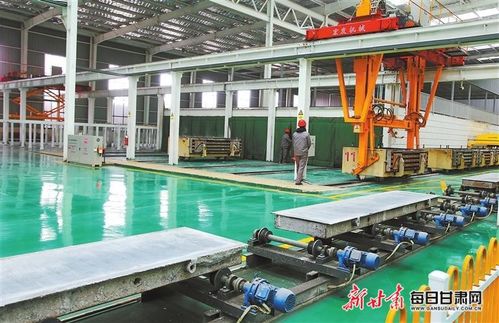 慶陽西峰區(qū)正宇鑫達(dá)新型建材加工廠工人有序作業(yè)